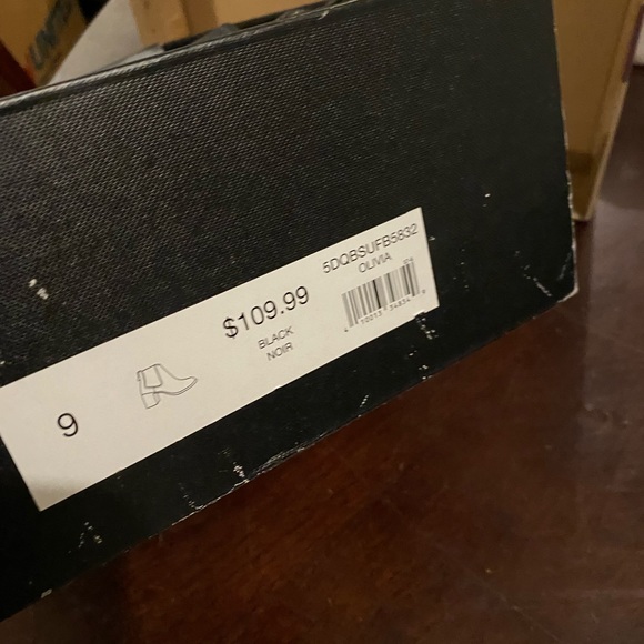 New in Box Size 9 Leather Olivia Boots from Clark’s - Picture 2 of 8